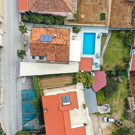 Urban Βίλα Τρογκίρ